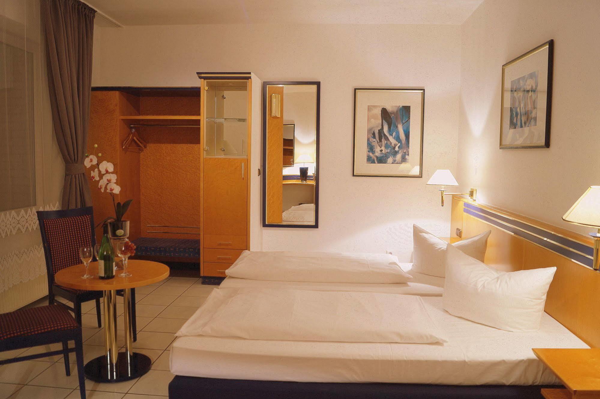 Hotel Rahlstedter Hof Hamburg Exterior photo
